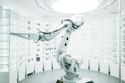 Braço robótico branco em exposição, imagem ilustrativa da automação de equipamentos.