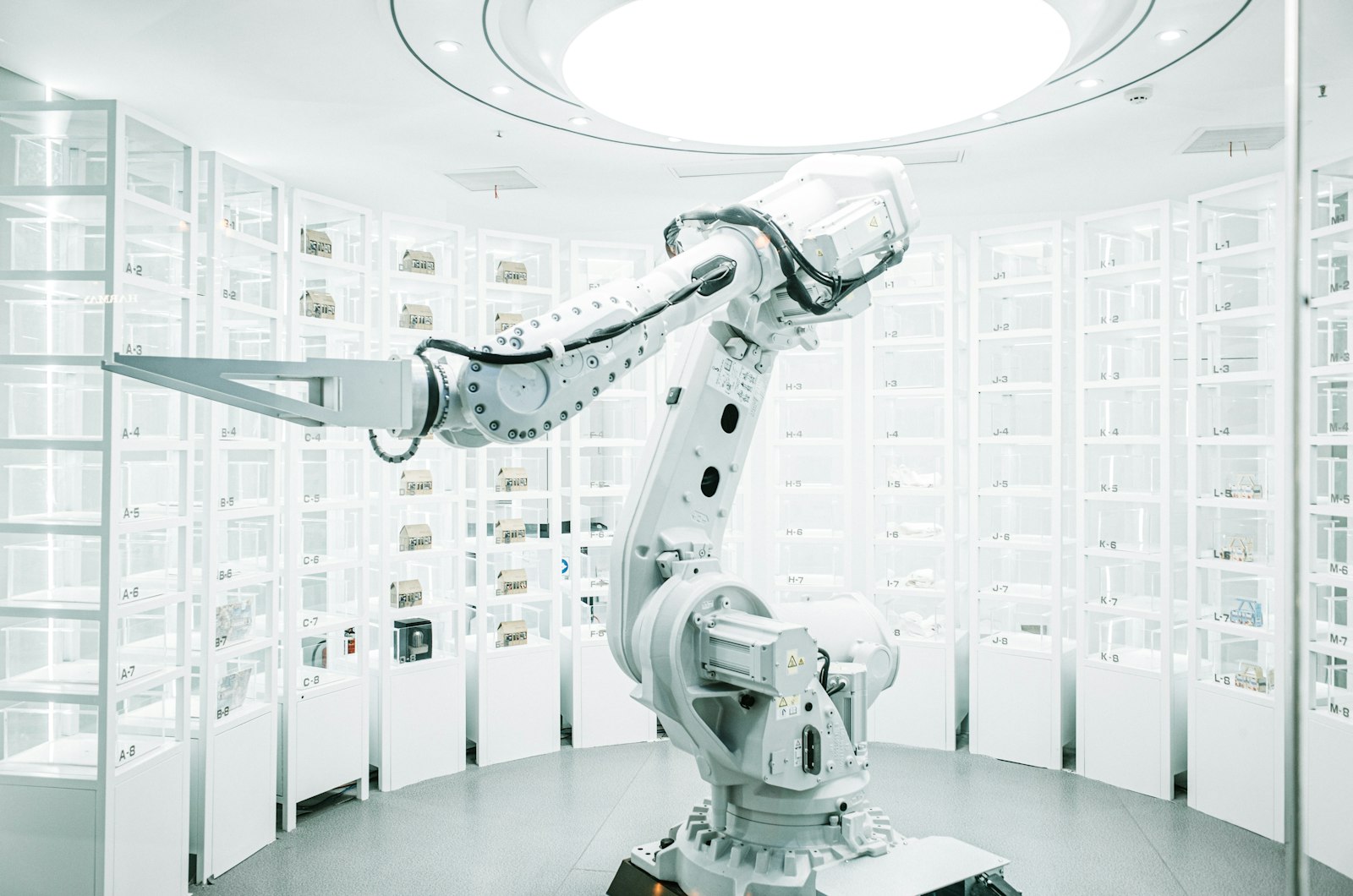 Braço robótico branco em exposição, imagem ilustrativa da automação de equipamentos.