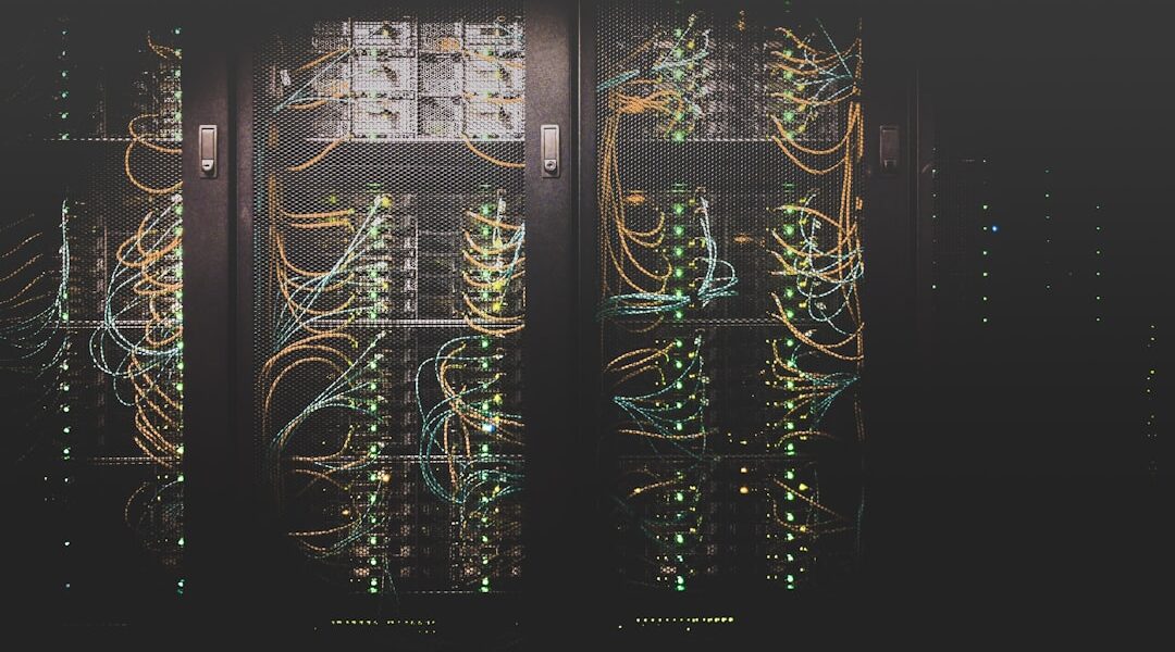 Corredor de servidores com cabos de rede em um centro de dados; imagem ilustrativa da infraestrutura digital.