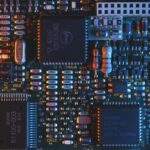 Detalhe de uma placa de circuito eletrônico, imagem ilustrativa de infraestrutura tecnológica.