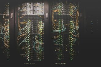 Infraestrutura de servidores e conexões de rede em um data center.