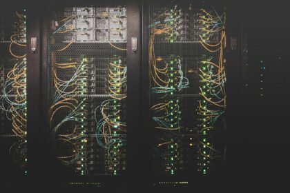Infraestrutura de servidores e conexões de rede em um data center.
