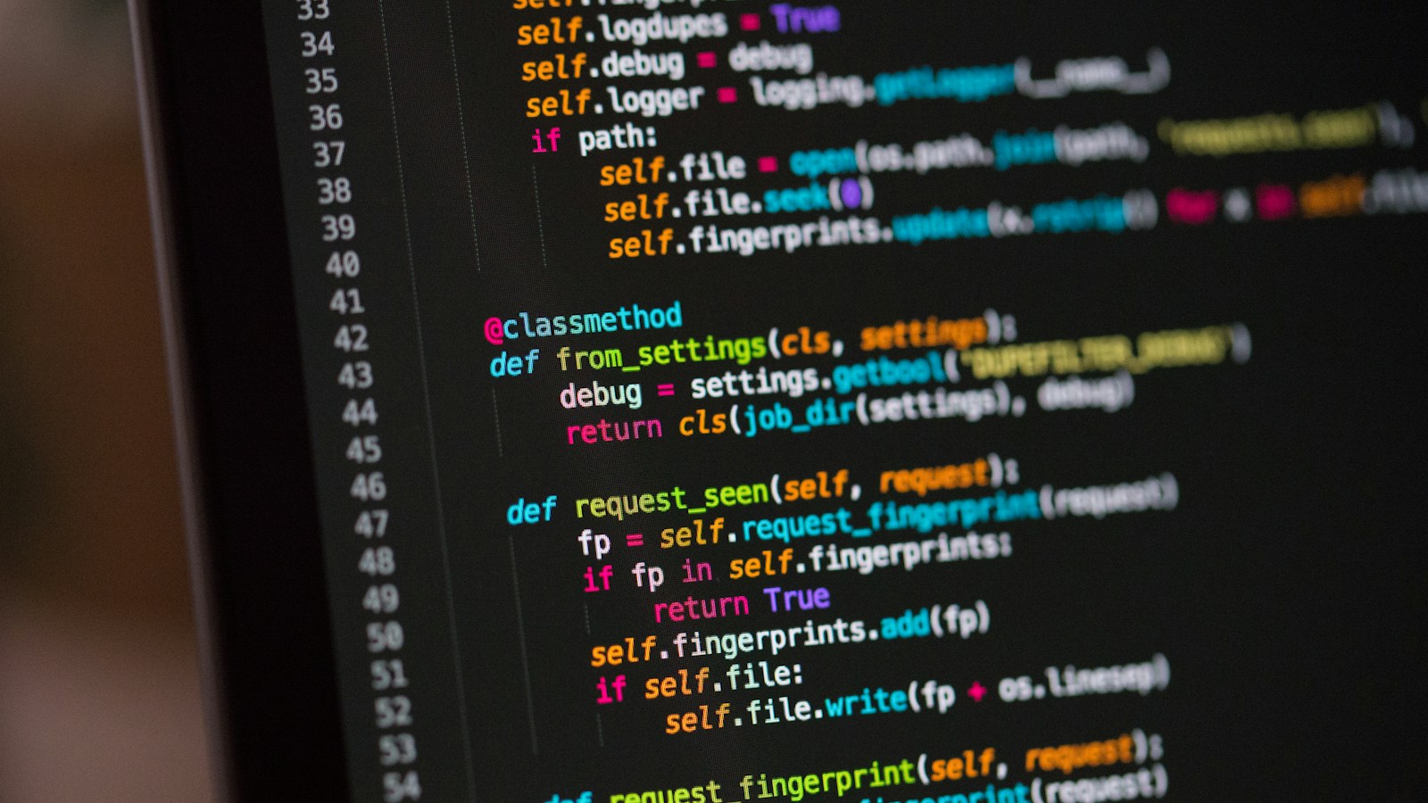 Tela de computador com código em fundo escuro, ilustrando a revisão de software.